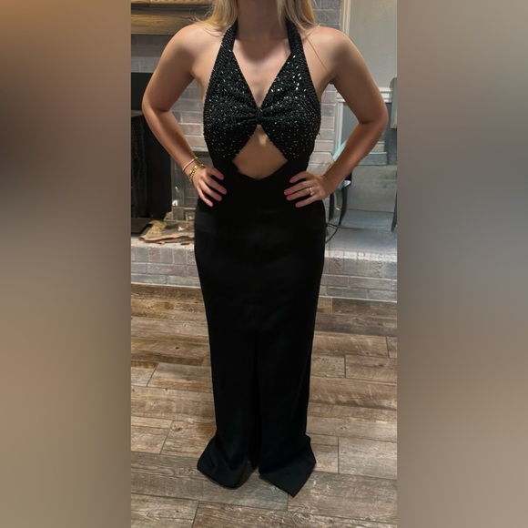 Elegant Black Evening Dress - Picture 3 of 13